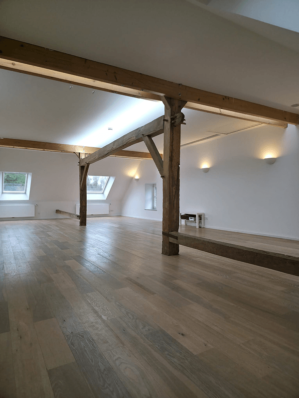Kursraum im Horstmannshof mit Dachfenstern und Holzboden
