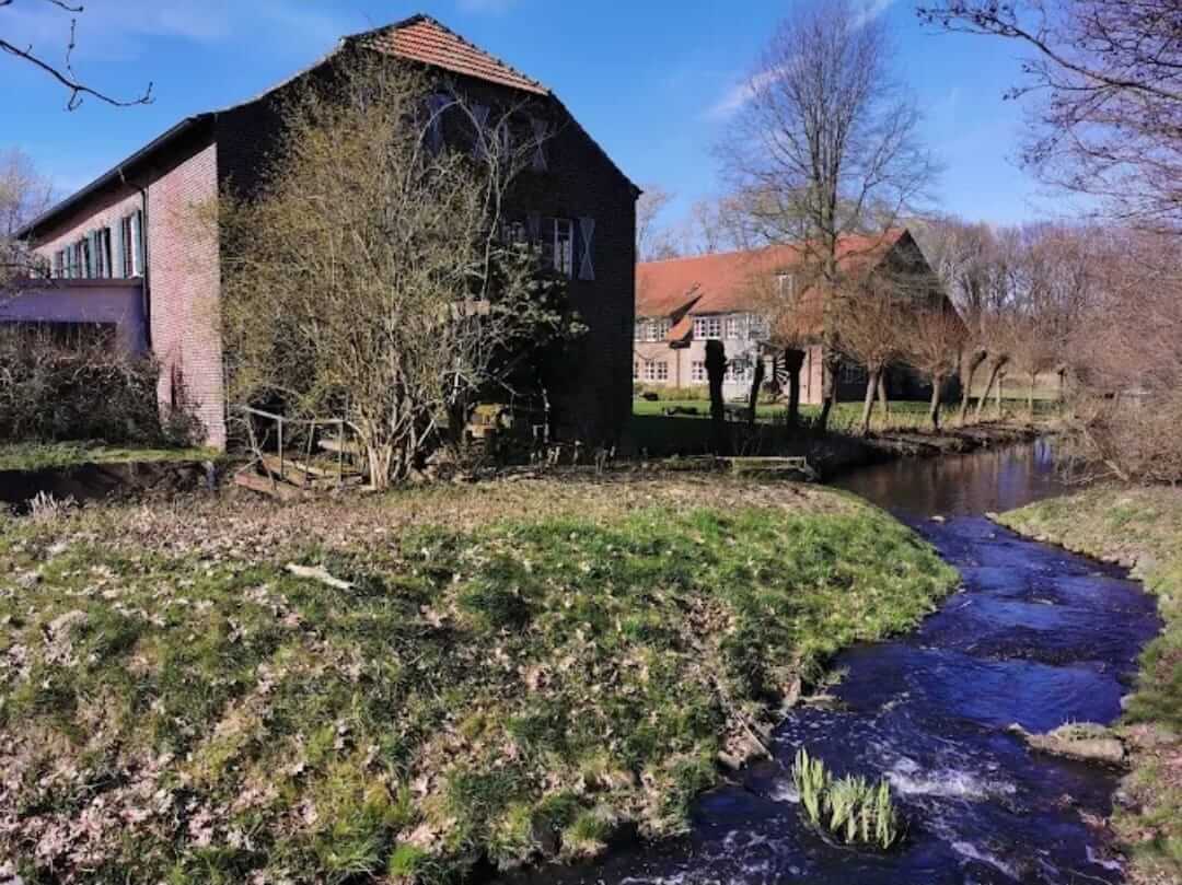 Historisches Mühlengebäude direkt am Bach