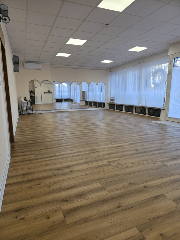 Tanzstudio im Mindful-Motion Studio mit Spiegelwand und Holzboden