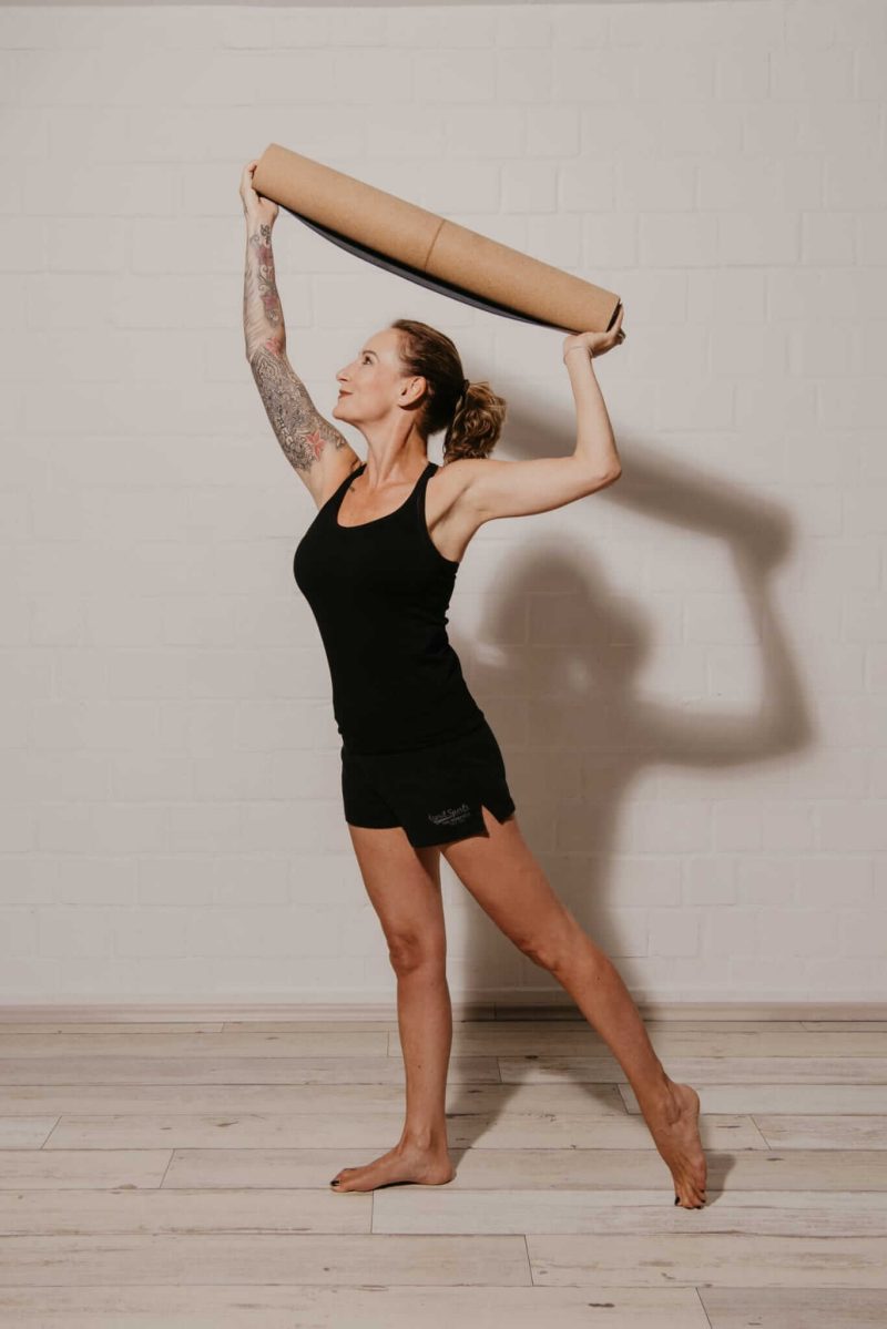 Dynamische Yoga-Dehnung mit Yogamatte