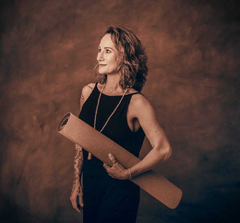 Jasmin Ningel mit Yogamatte, warmes Portrait